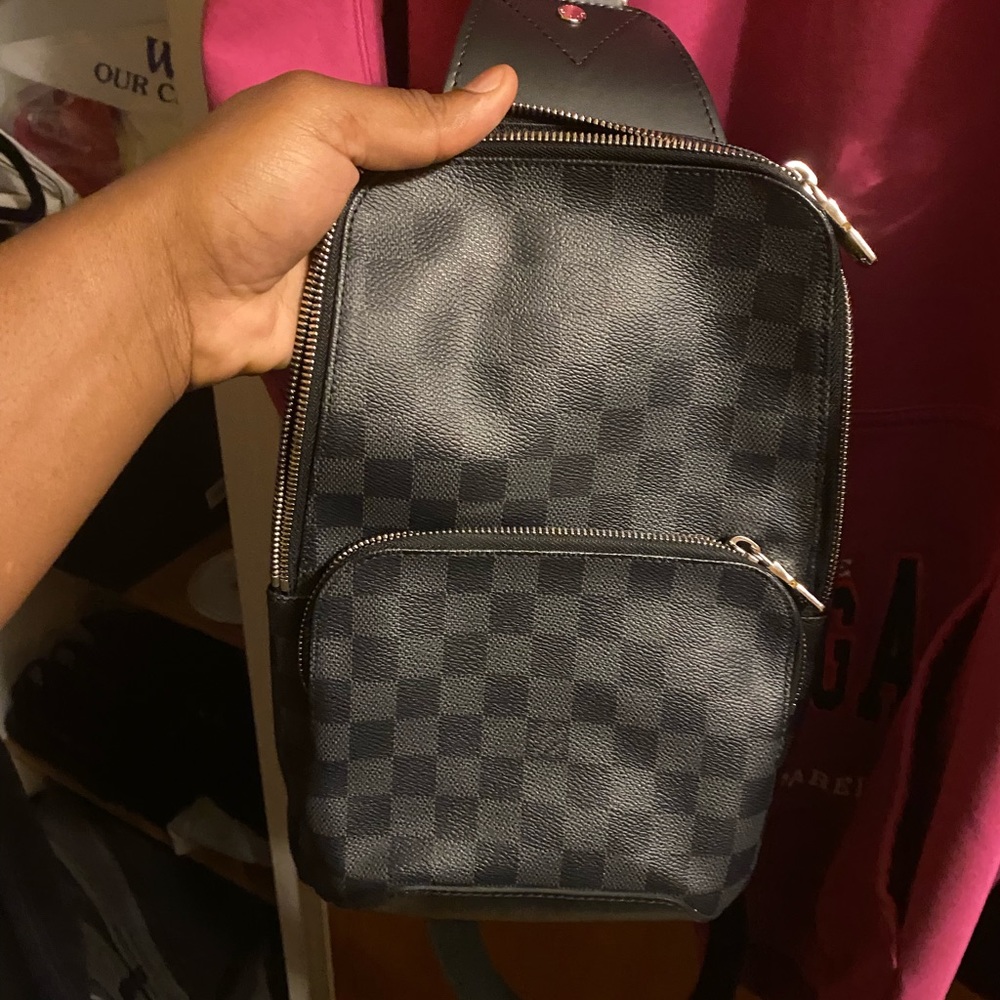 AVENUE SLING BAG